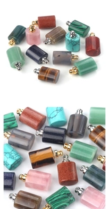 Macro-detail van diverse parfumfles-hangers van natuursteen met metalen doppen en ringen
