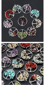 Vue détaillée de pendentifs Arbre de Vie faits main avec diverses pierres de cristal