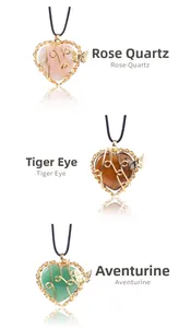 Vue détaillée des pendentifs cœur en quartz rose oeil de tigre et aventurine