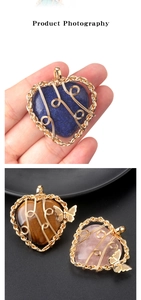 Détail de pendentifs cœur en cristal avec lapis-lazuli, œil de tigre et fil métallique