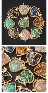 Pendentifs cœur en cristal avec fil enroulé et détails de papillon sur fond noir texturé