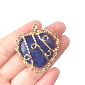 Pendentif cœur en lapis-lazuli avec un arbre de vie délicat en fil de fer doré