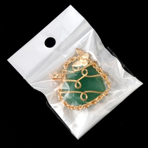 Pendentif arbre de vie fait main avec cœur en cristal vert et détail papillon doré
