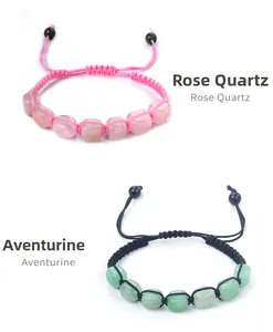 Detalle de pulseras trenzadas de cuarzo rosa y aventurina con cordones ajustables