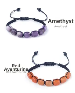 Detalle de pulseras de amatista y aventurina roja con cordones negros ajustables