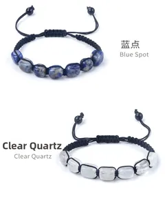 Detalle de pulseras tejidas de cuarzo transparente y piedra azul con cordón ajustable