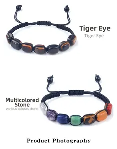 Detalle de pulseras tejidas a mano con ojo de tigre y piedras de chakra coloridas
