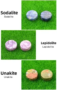 Polierte Sodalith, Lepidolith und Unakit runde Natursteine auf grünem Rasen