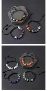 Vista detallada de la pulsera chakra tejida con piedras naturales de ojo de tigre y amatista