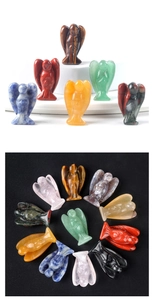 Vue détaillée de petits anges en cristal sculptés à la main en diverses pierres fines