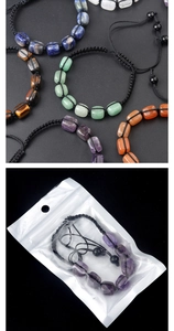 Detalle de pulseras chakra tejidas a mano con cinco piedras naturales cuadradas y cordón