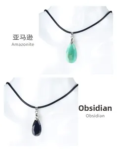Nahaufnahme facettierter Wassertropfen-Anhänger aus Amazonit und Obsidian an schwarzen Kordeln