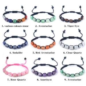 Set de 9 pulseras de cristal natural trenzado con ojo de tigre y amatista sobre blanco