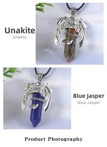 Dettaglio di collane con draghi in Unakite e Diaspro Blu con ali d'argento vintage