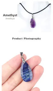 Makro-Detail von tropfenförmigen Amethyst- und Lapislazuli-Anhängern mit Facettenschliff