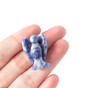 Mini ange en cristal de sodalite naturelle tenu à la main pour échelle de taille