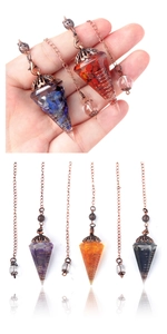 Dettaglio dei pendoli in resina con cristalli colorati e bobine metalliche interne