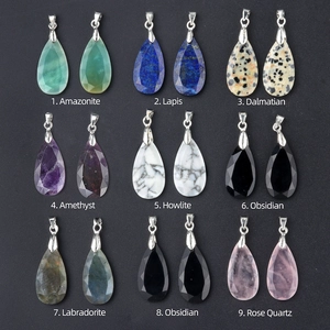 Facettierte Tropfenanhänger aus neun Edelsteinarten wie Amethyst und Lapislazuli im Set