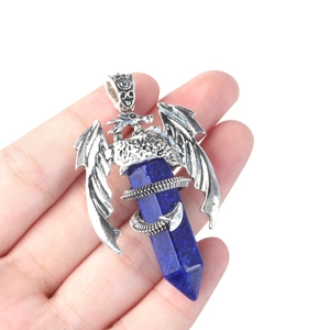 Detailreicher Drachen-Anhänger mit sechseckigem blauem Kristall, handgehalten präsentiert