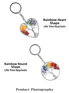 Détail de porte-clés arbre de vie avec cristaux colorés en formes de cœur et rond