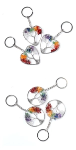 Détail de porte-clés arbre de vie avec pierres naturelles chakra en forme de cœur et rond