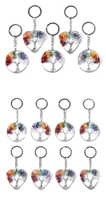 Détail de porte-clés arbre de vie avec cristaux colorés en cadres cœur et ronds