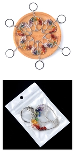 Détail de porte-clés arbre de vie en cristal coloré avec cadres ronds et en forme de cœur