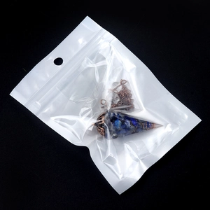 Pendolo in resina Lapis Lazuli con calotta floreale in rame antico e catena di metallo