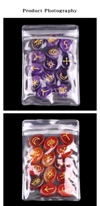 Makro-Detail von Hexenrunen mit Goldgravur auf natürlichen violetten und braunen Steinen