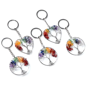Porte-clés Arbre de Vie aux pierres de chakra colorées et tissage en fil argenté