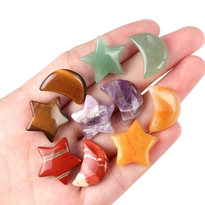 Pierres naturelles polies en forme d'étoile et lune présentées pour taille et couleur