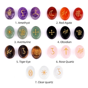 Graviertes Runenstein-Set aus Naturkristall mit goldenen Symbolen auf Edelsteinen