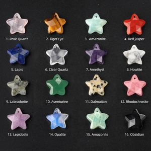 Assortimento di ciondoli a stella in pietre naturali tra cui ametista e occhio di tigre
