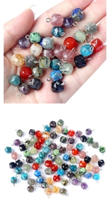 Nahaufnahme von 9mm facettierten Kristallwürfeln mit Silberösen für DIY-Schmuck