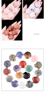 Vue macro de sculptures en quartz rose et opale montrant les textures des minéraux