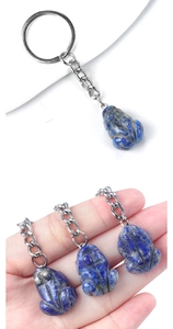Porte-clés grenouille en lapis-lazuli tenu à la main pour montrer la taille réelle