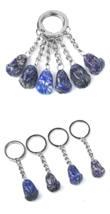 Vue détaillée macro du pendentif grenouille en lapis-lazuli avec porte-clés en métal argenté