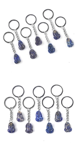 Gros plan de porte-clés grenouille en lapis-lazuli sculptés à la main avec anneaux métal