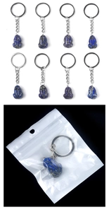 Détail macro de pendentifs grenouille en lapis-lazuli sculptés avec anneaux en métal