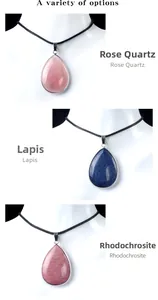 Detailweergave van druppelvormige natuurstenen hangers in kwarts, lapis en rhodochrosiet