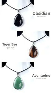 Drie druppelhangers van obsidiaan tijgeroog en aventurijn op witte mannequins