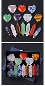 Coffret chakra avec pierres polies en forme de cœur et piliers de cristal hexagonaux