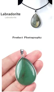 Detailweergave van labradoriet en groene edelsteen hangers met zilveren plating