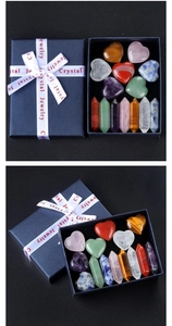 Cristaux de cœur polis et piliers hexagonaux dans un coffret cadeau bleu marine de luxe