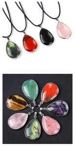 Detailweergave van verschillende edelsteen druppelhangers met verzilverde rand