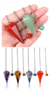 Macro detail van zeshoekige edelsteen pendels met gepolijste zilveren metalen kettingen