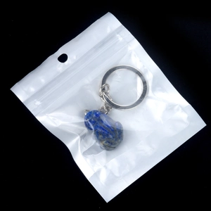 Porte-clés grenouille en lapis-lazuli sculpté en pierre naturelle sur fond noir