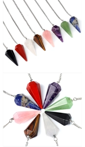 Gedetailleerde macro-opname van diverse natuurlijke zeshoekige kristallen hangers met kettingen