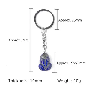 Porte-clés grenouille en lapis-lazuli avec chaîne argentée sur fond blanc neutre