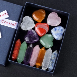 Coffret cadeau de 7 cristaux chakra en cœur et 7 piliers hexagonaux polis